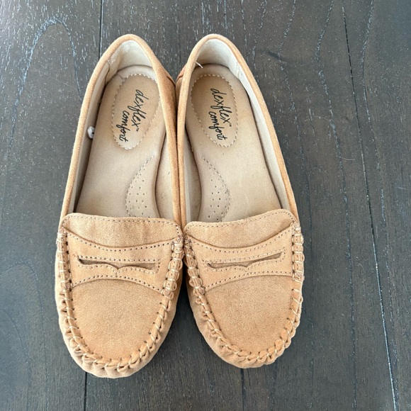 Dexflex Comfort‎ Tan Faux Suede Driving Loafer Moccasin Girls Size 5 - Picture 1 of 11